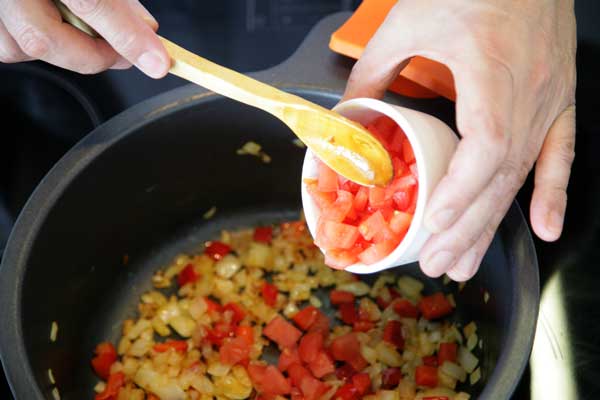 Incorporamos el tomate en la cazuela con el sofrito