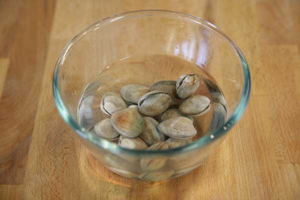 Introducimos las almejas en abundante agua fría con sal