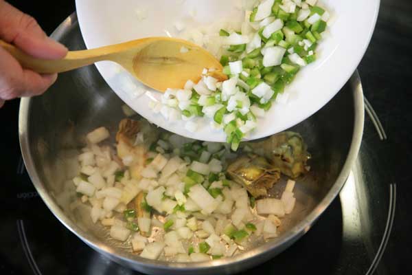 Agregamos el ajo, el pimiento y la cebolla picados.