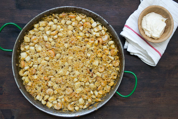 arroz-con-sepia-y-gambas-en-paella