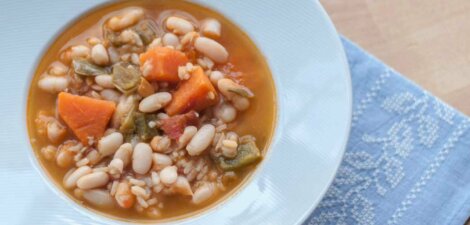 plato listo de arroz con habichuelas