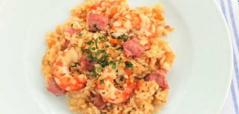 Arroz con salchichas y gambas