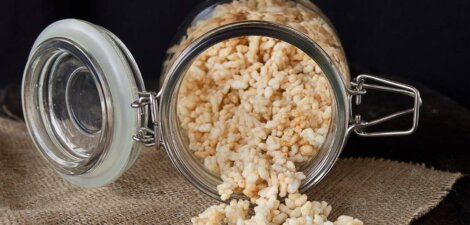 arroz inflado dentro de un envase de cristal