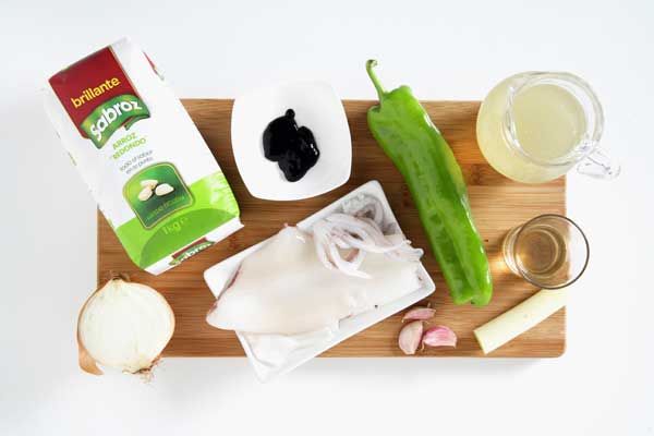 Ingredientes de arroz negro con calamares en thermomix