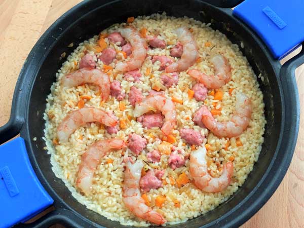 Cocinamos el arroz e incorporamos las gambas a la cazuela 