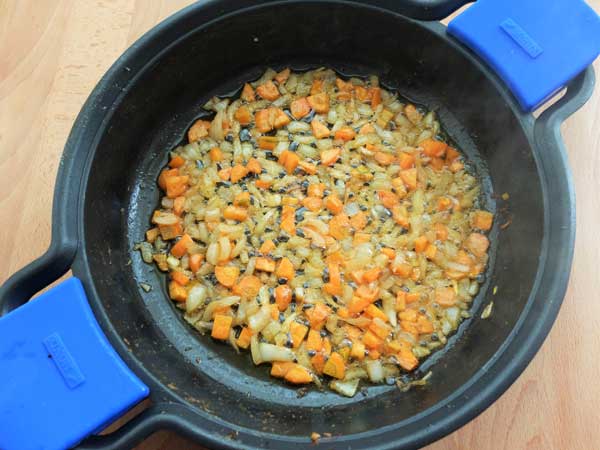 Añadimos la cebolla en pedacitos pequeños y la zanahoria en trocitos.