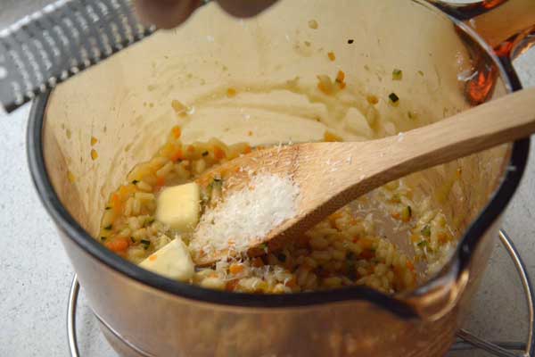 Añadimos el queso parmesano rallado, la mantequilla y la calabaza asada