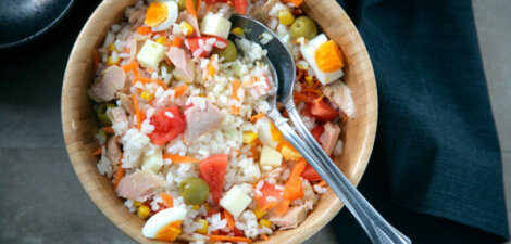 ensalada-de-arroz-con-huevo-tomate-y-atun