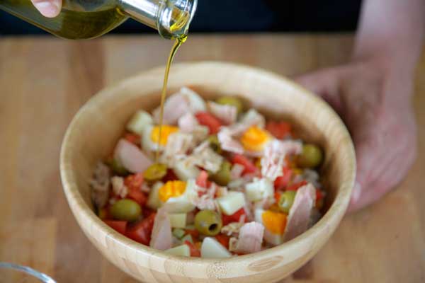 adereza-la-ensalada-con-aceite-de-oliva