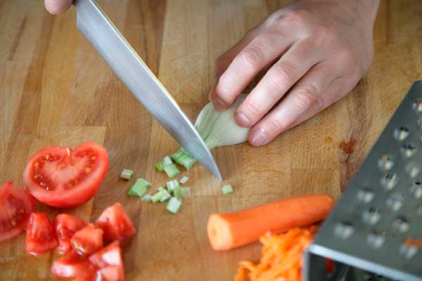 cortar-cebolla-tomates-y-zanahoria