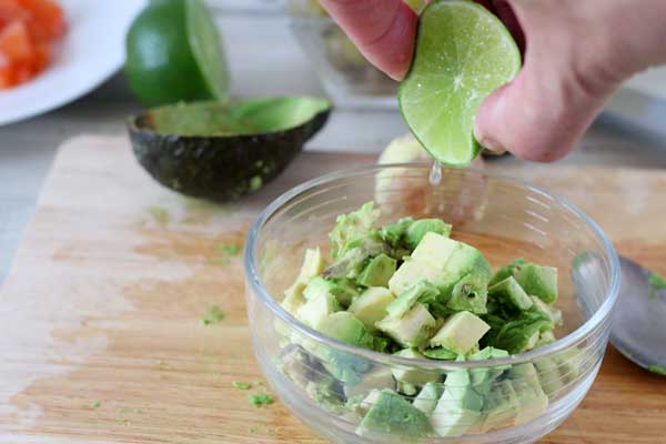 Taquitos de aguacate con un chorreón de lima