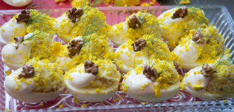 imagen receta Huevos rellenos de arroz con mayonesa