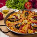 Paella de marisco preparada en paellera