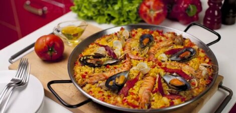 Paella de marisco preparada en paellera