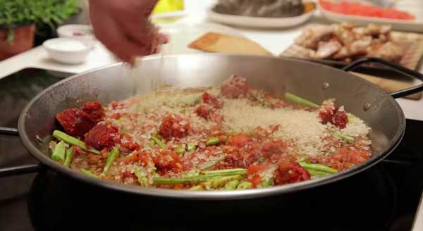 Añadimos el arroz y el pollo a la mezcla elaborada y lo sofreímos