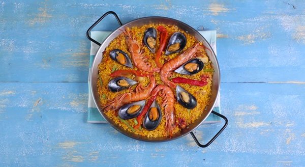 paella-mixta-con-mejillones-pimientos-y-gambas