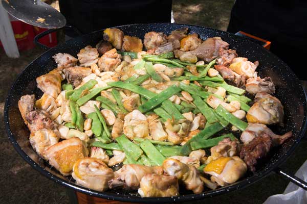 Cuando la carne esté dorada, se echa la verdura