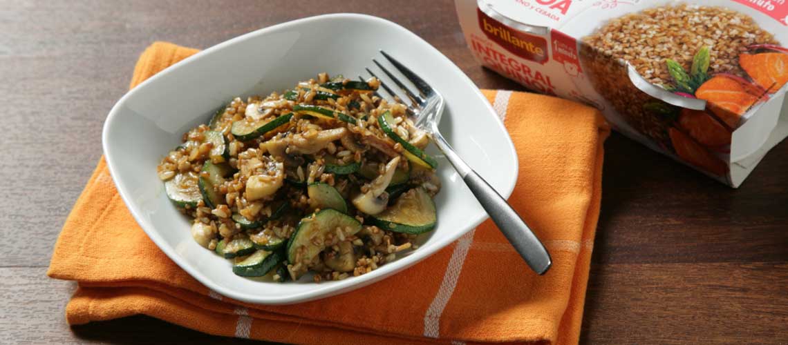 Foto de Salteado de arroz integral con quinoa, champiñón y calabacín