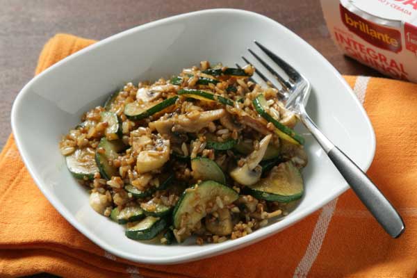 salteado de arroz integral con quinoa, champiñón y calabacín