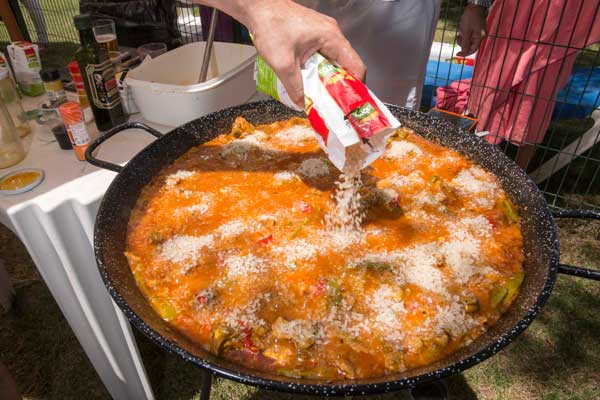 paella de verduras y carne arroz