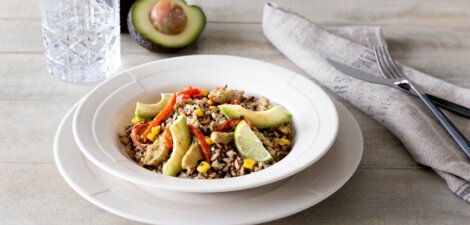 Arroz integral con aguacate, chía, maíz y pavo al curry