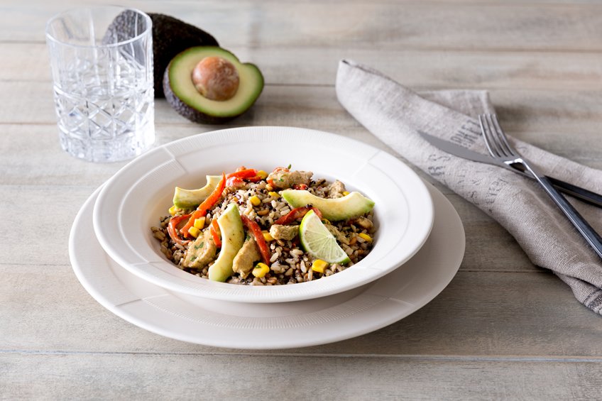 Arroz integral con aguacate, chía, maíz y pavo al curry