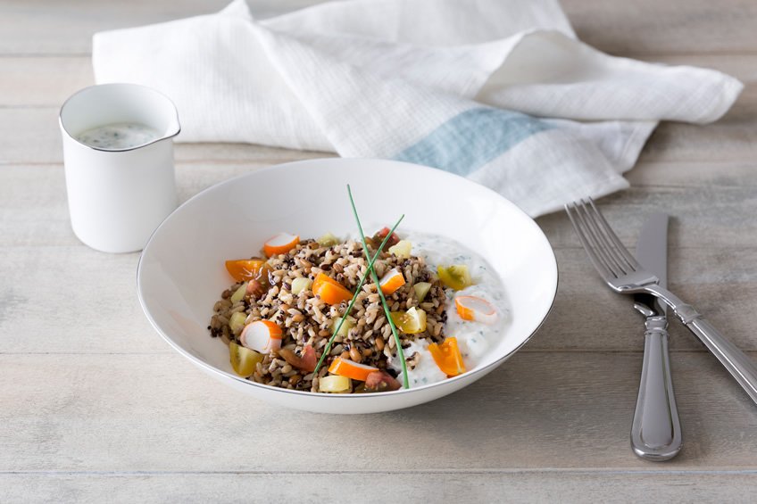 Ensalada de arroz integral con chía, cangrejo, tomate y piña (salsa de yogur de soja)