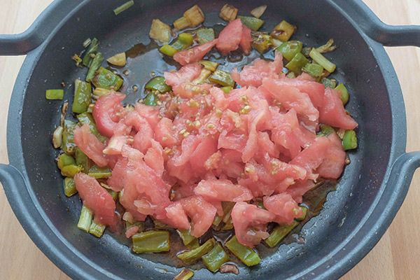 Incorporamos el tomate pelado y troceado en el sofrito y cocinamos hasta que la verdura esté lista