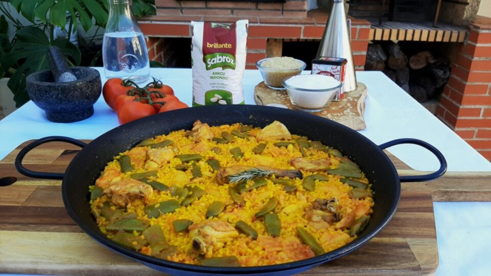 Paella de carne con la barbacoa