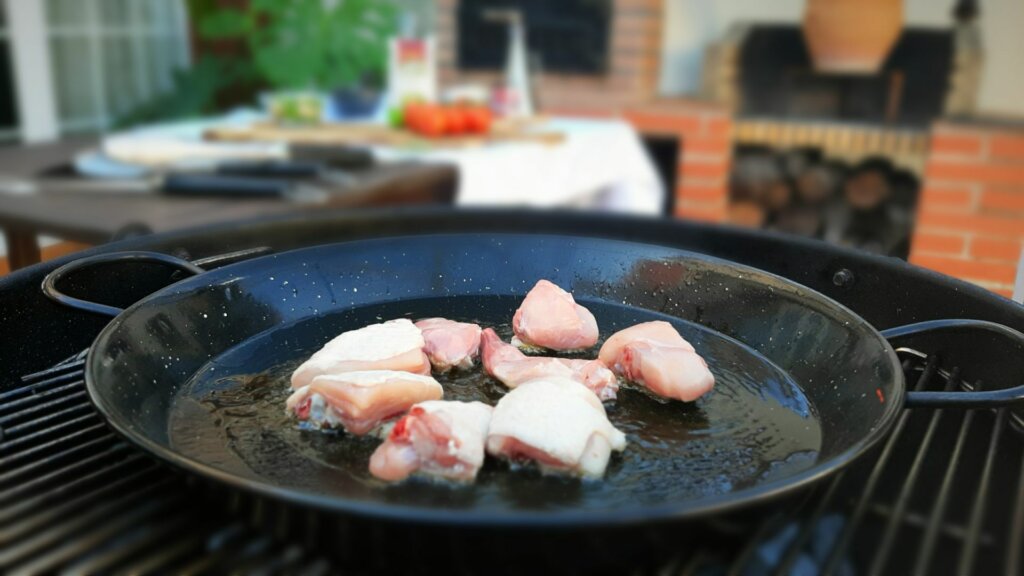 piezas de pollo para receta de Paella de carne con la barbacoa Ricardo Díaz Gómez - Grill Master Chef