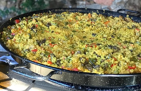 Paella de carne y verduras para 60 personas