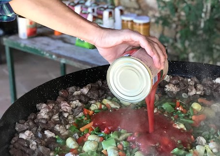 Paella de carne y verduras para 60 personas