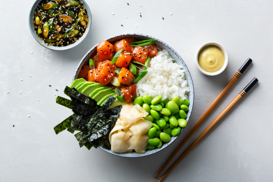 Cuenco-arroz-japones-salmon-jengibre-poke-bowl