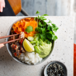 Poke-de-atún-con-salsa-de-aguacate-lima-con-cilantro-salsa-de-sriracha-y-cebolletas