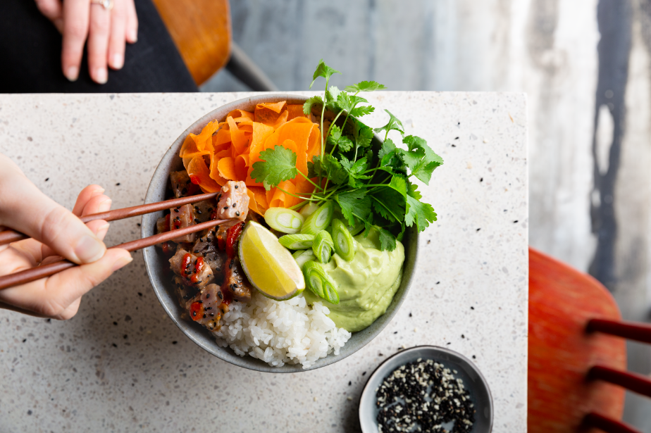 Receta de Poke de atún con salsa de aguacate y mango