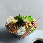 Poke-vegano-con-shiitake-frito-con-togarashi-soja-pepino-nori-y-furikake