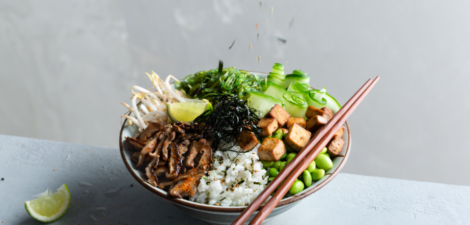 Poke-vegano-con-shiitake-frito-con-togarashi-soja-pepino-nori-y-furikake