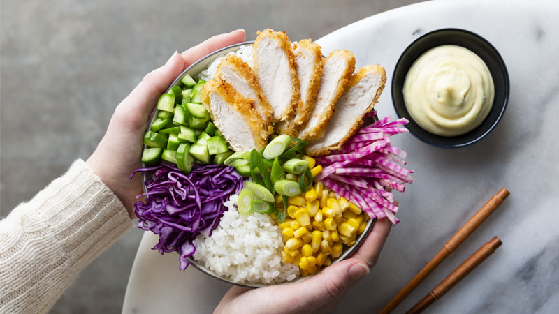 Receta de Poke de pollo crujiente con mayonesa de wasabi al estilo japonés