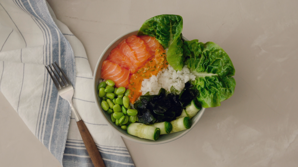 Poke de arroz picante con salmón crudo, te lo pone fácil