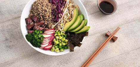 Poke de quinoa y atún: una propuesta saludable para hacer un bol
