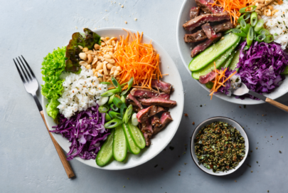 receta-bol-de-bulgogi-coreano-con-solomillo-marinado-con-semillas-de-sésamo-lechugas-tiras-de-cebolleta-y-pepinillos-