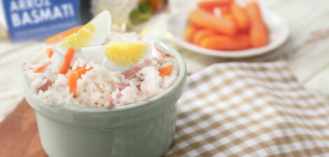 Ensalada de arroz con zanahoria rallada y huevo