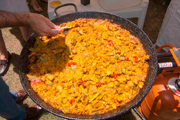 paella de verduras y carne