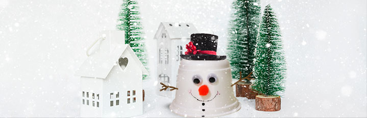 manualidad de muñeco de nieve hecho con vasitos de Brillante