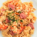Arroz con salchichas y gambas