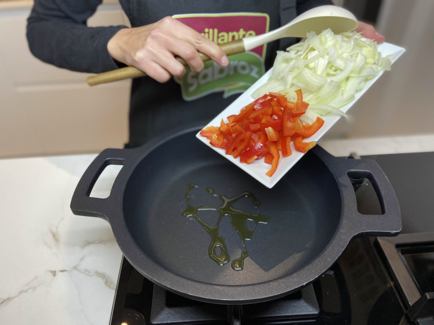 Rehogamos la cebolla y el pimiento con un buen chorro de AOVE.