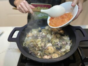 Se añade el tomate rallado sin piel y el perejil picado