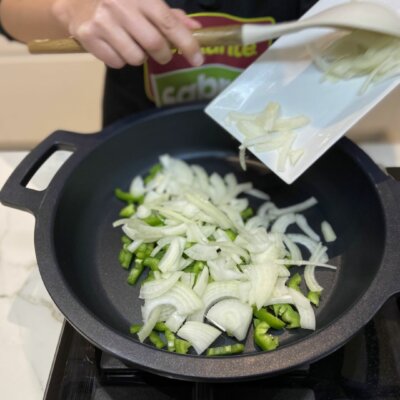 Pochamos la cebolla y el pimiento verde