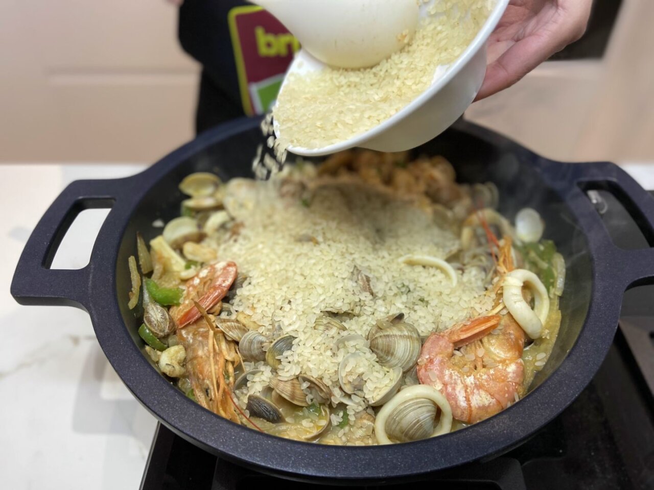 Añadimos el arroz y lo sofreimos