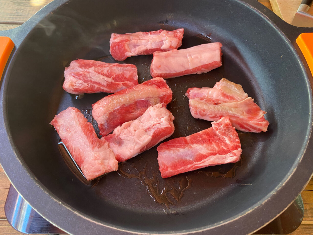 Metemos las costillas de cerdo en una sartén